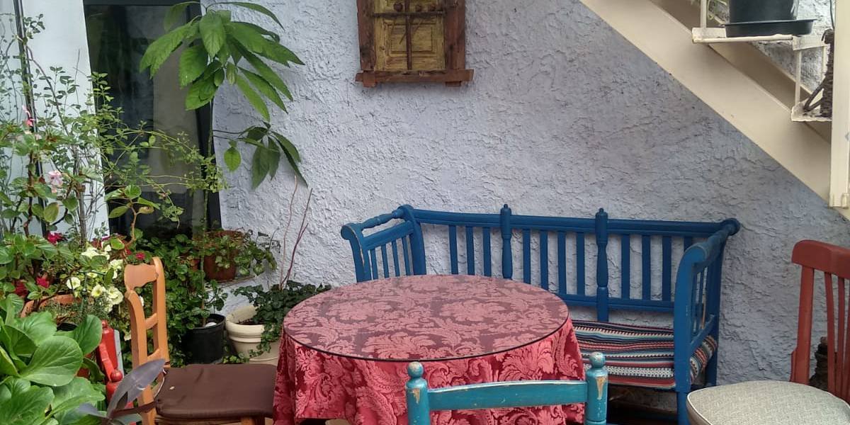 El coqueto patio de Taberna La Fragua